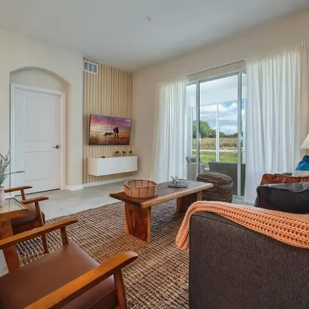 Modern Condo, Spacious Layout And Mickey Bedroom